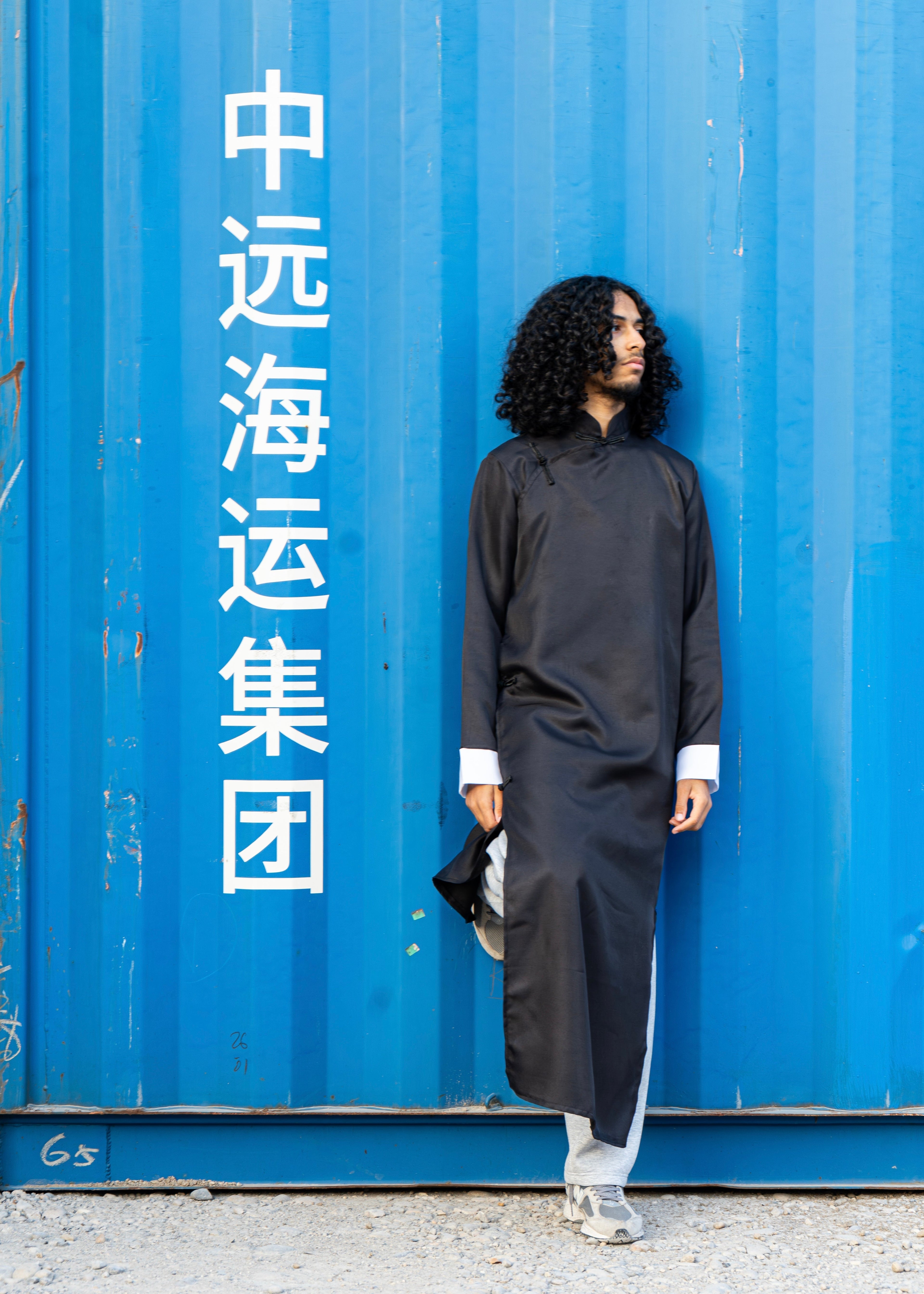 Pourquoi le qamis noir est-il devenu un incontournable du vestiaire masculin ?