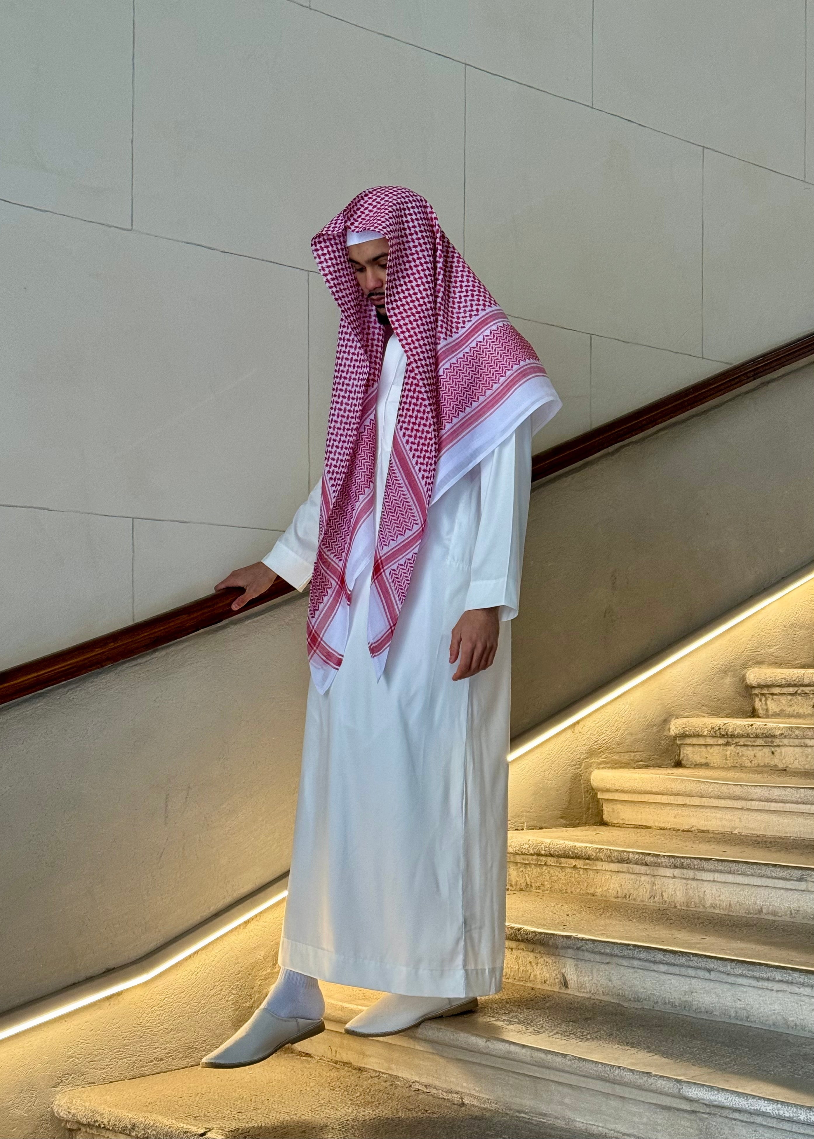Comment porter le shemagh : guide complet pour un style traditionnel et moderne