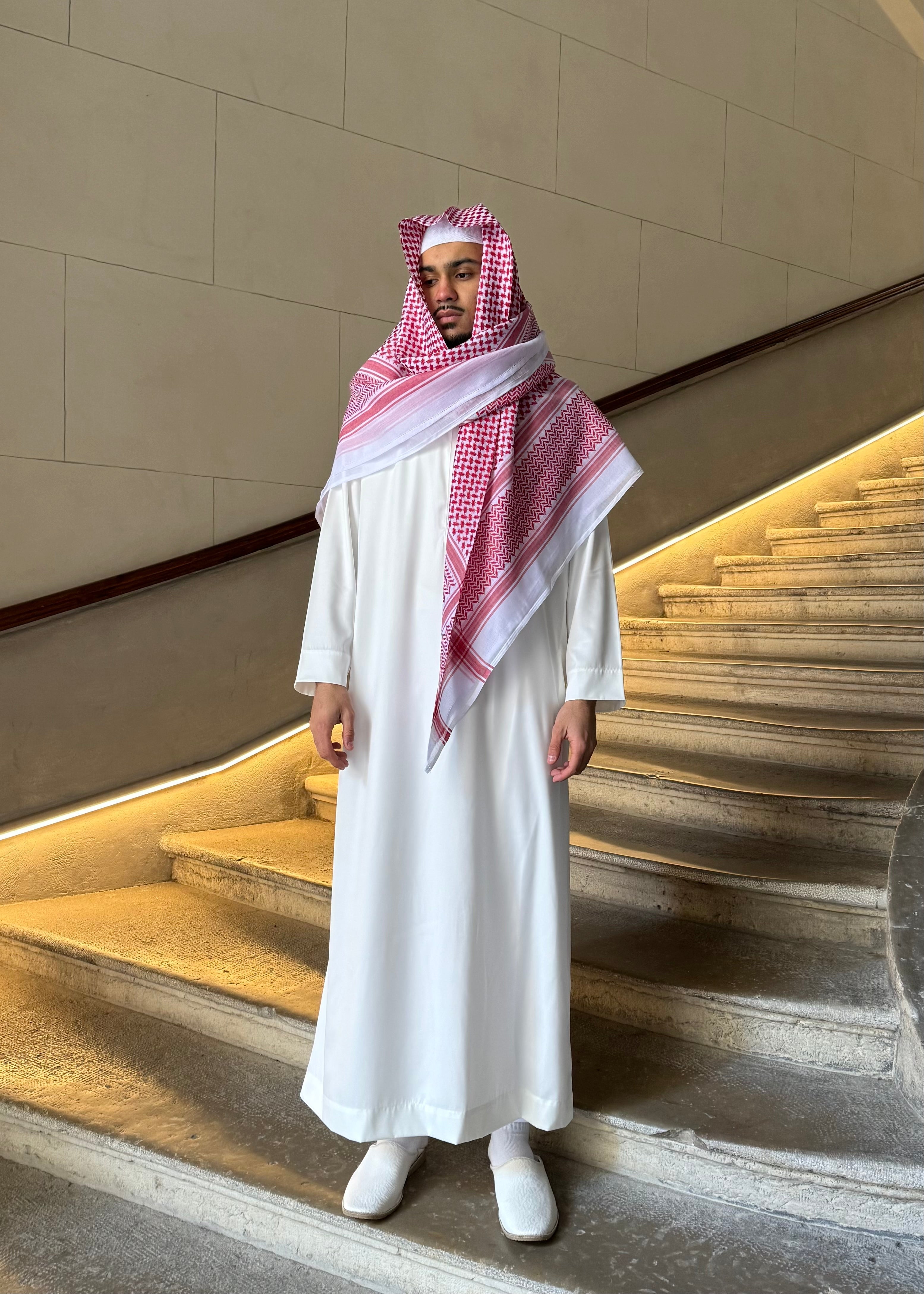 Qamis homme : pourquoi ce vêtement séduit de plus en plus d’hommes aujourd’hui ?